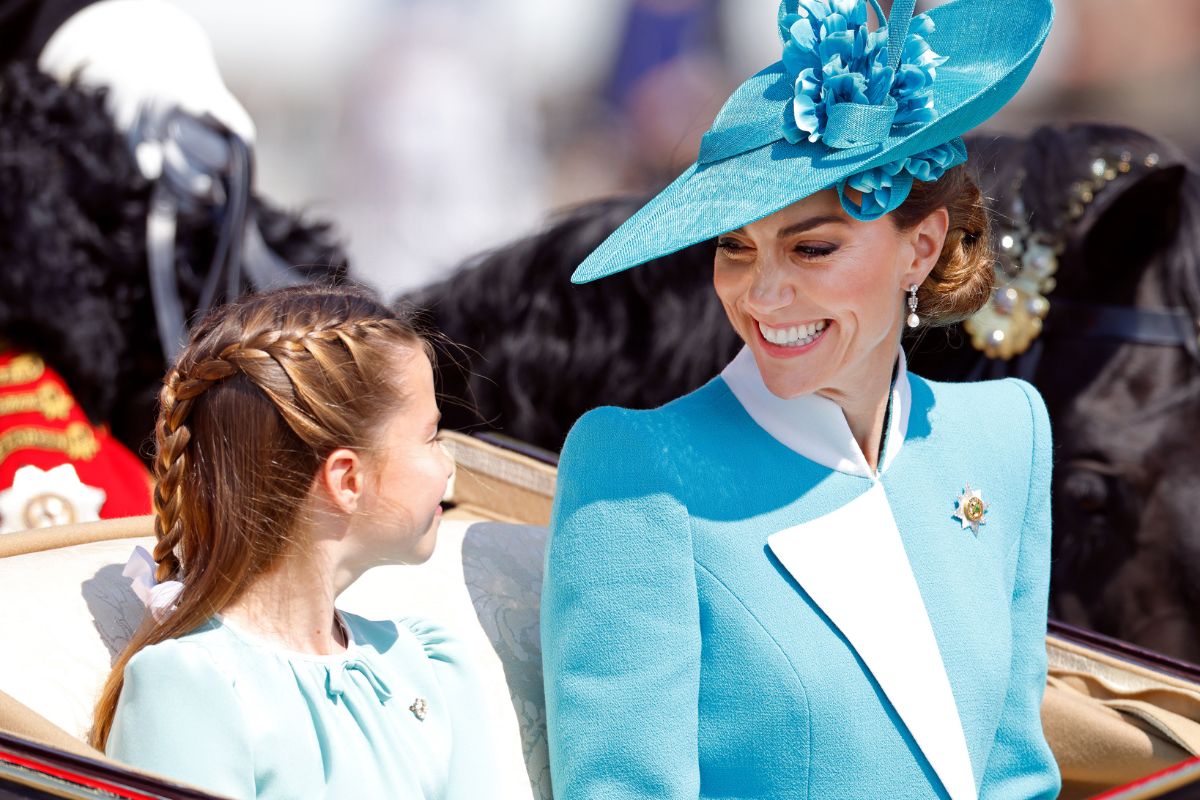 Princesas Kate e Charlotte curtem dia de garotas com passeio de metrô