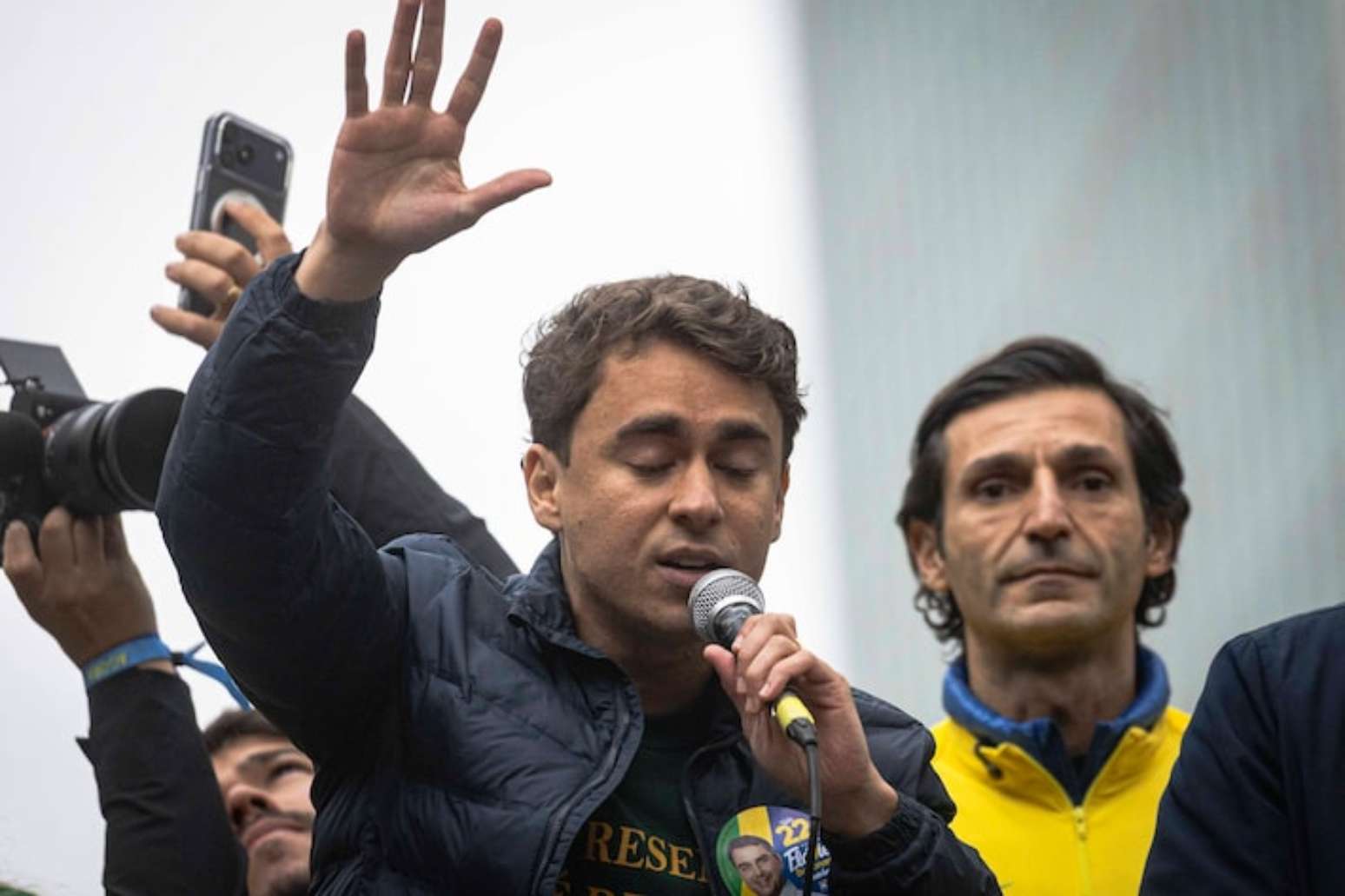 Nikolas Ferreira, deputado federal, tem rela&ccedil;&atilde;o conturbada com Carlos Bolsonaro
