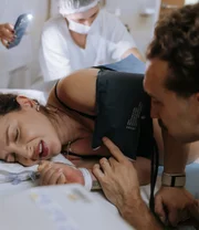 Léo Ortiz e Maitê Lo Sardo anunciam o nascimento da primeira filha, Serena