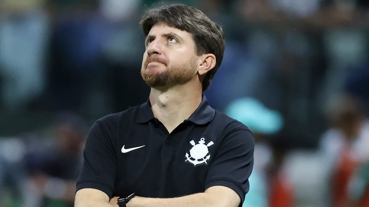 Interino do Corinthians defende Memphis e fala sobre chegada de Seedorf