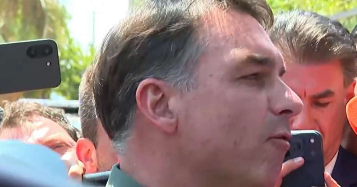 'Saio com a energia renovada', diz Flávio ao visitar pai pela primeira vez após fim da restrição imposta por Moraes