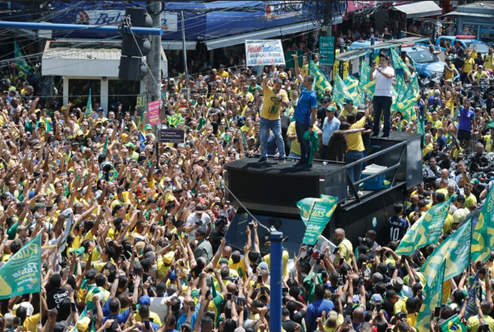Flávio Bolsonaro participa de motocarreata em São Gonçalo com Douglas Ruas — Foto: Domingos Peixoto / Agência O Globo