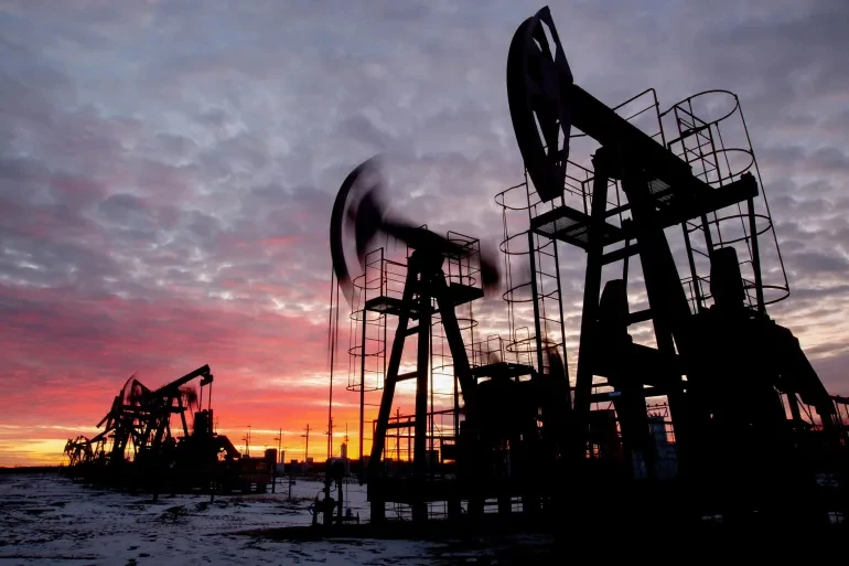 O petróleo recuou de perto dos máximas de seis meses, com esperanças de que as hostilidades da guerra no Irã se acalmem