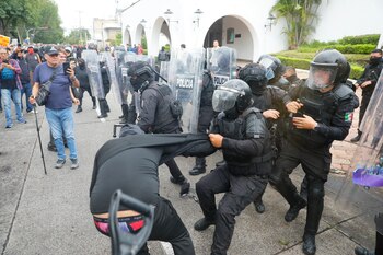 La Fiscalía de Jalisco abrió 14 carpetas de investigación contra policías por presuntos abusos durante la protesta. EFE/Francisco Guasco