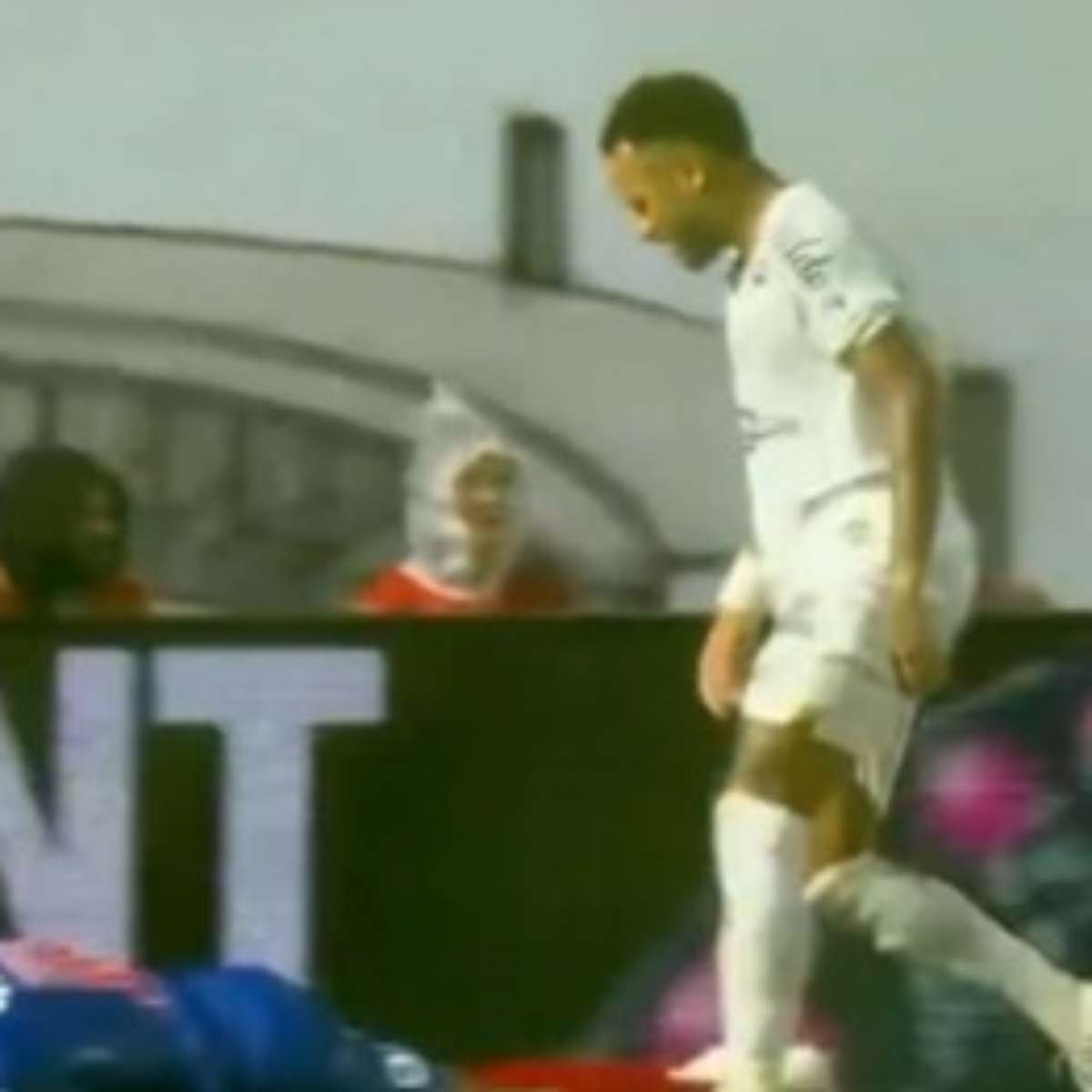 Neymar dá chilique com Rodrigo Nestor e fica fora de jogo contra Palmeiras