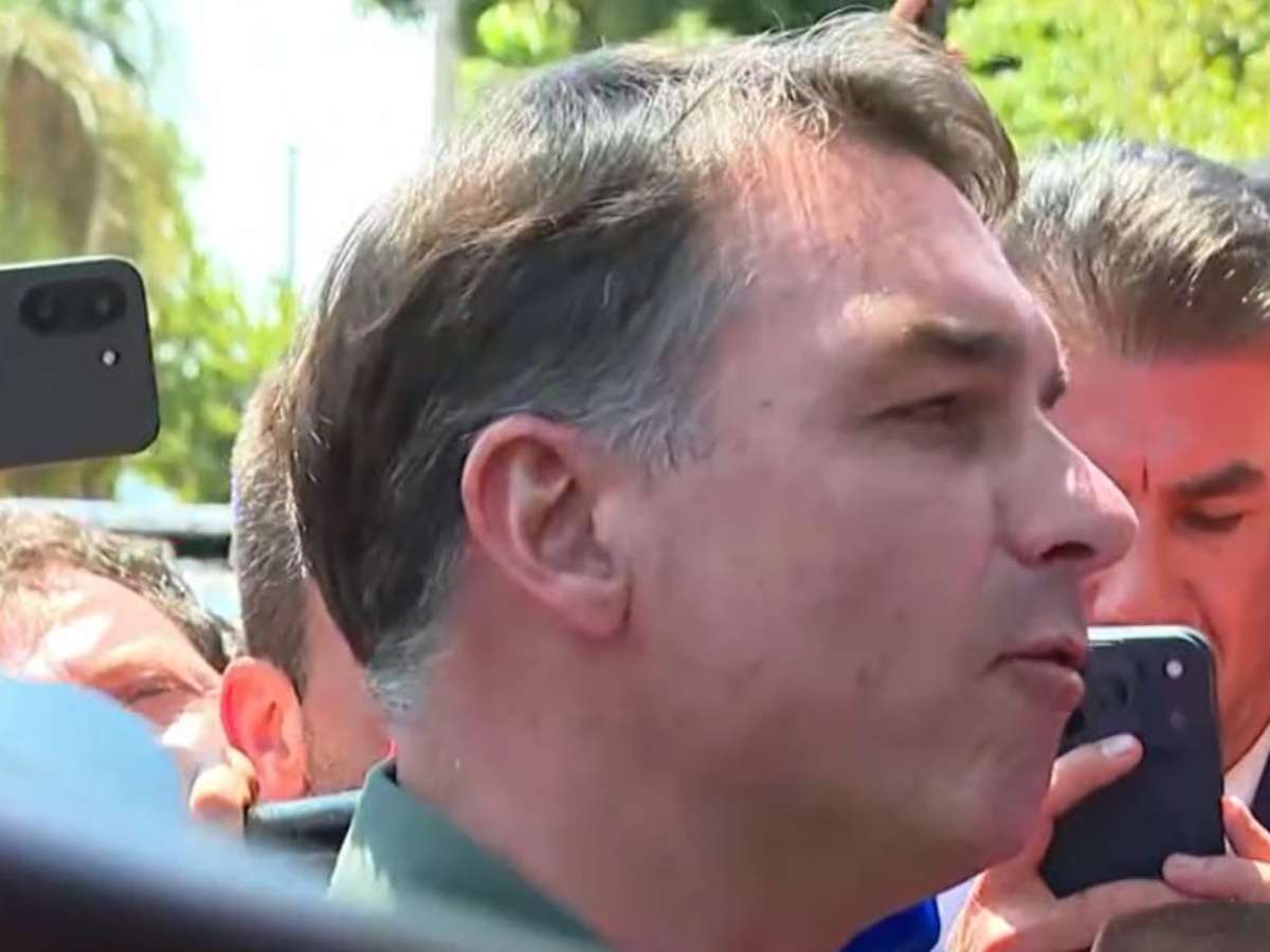 'Saio com a energia renovada', diz Flávio ao visitar pai pela primeira vez após fim da restrição imposta por Moraes