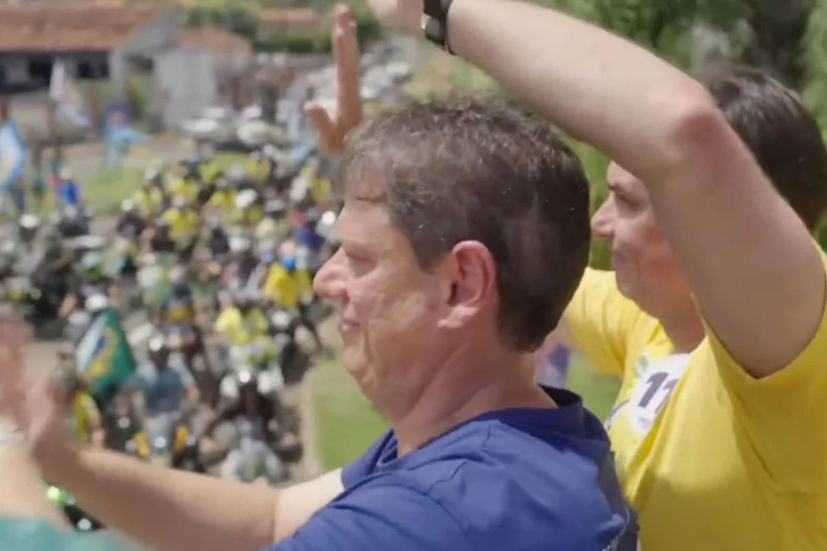 Flávio Bolsonaro (PL) e Tarcísio de Freitas (Republicanos) em ato de campanha na véspera do 1º turno, no interior de São Paulo - Metrópoles