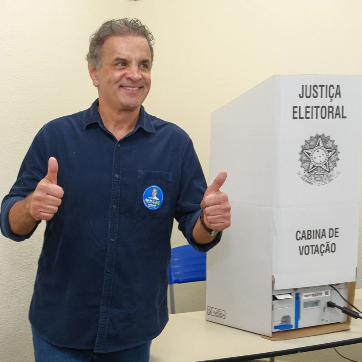 Candidato ao Senado, Aécio Neves vota em escola de BH: "Estou otimista"