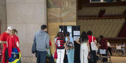 Brasileiros votando na Universidade de Lisboa, em Portugal, neste domingo, 25 Foto: Luis Boza/NurPhoto via Getty Images