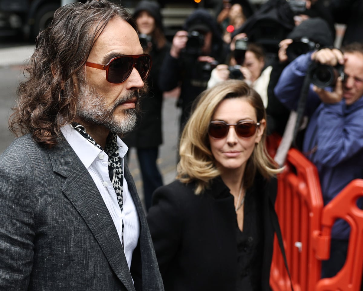 Russell Brand teve 'apetite sexual insano' e seu mau comportamento foi normalizado, conforme informado no julgamento.