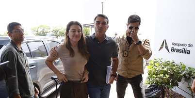 O senador Fl&aacute;vio Bolsonaro (PL) com a esposa Fernanda Bolsonaro, no terminal executivo do Aeroporto de Bras&iacute;lia, com destino ao Rio de Janeiro, onde participa do &uacute;ltimo debate presidencial das elei&ccedil;&otilde;es de 2026, promovido pela TV Globo, nesta sexta-feira, 23 de outubro Foto: WILTON JUNIOR / Estad&atilde;o
