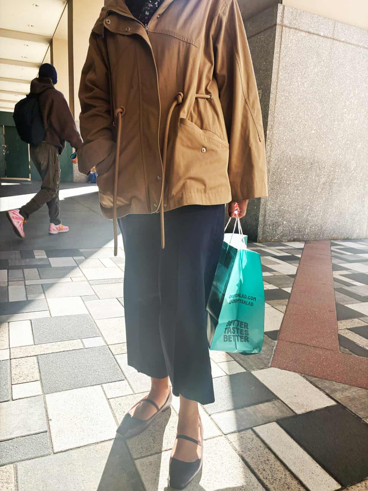 Perguntamos a pessoas reais o que elas estão vestindo neste outono – calças burgundy, secretamente confortáveis e botas ferozes.