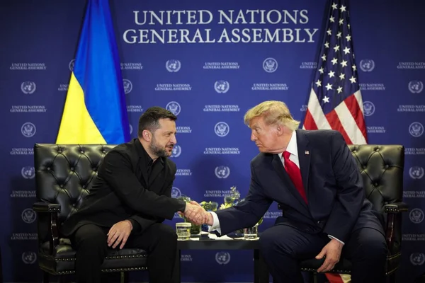 Zelensky diz que é “doloroso” ver Trump escolher lado oposto ao da Ucrânia - destaque galeria