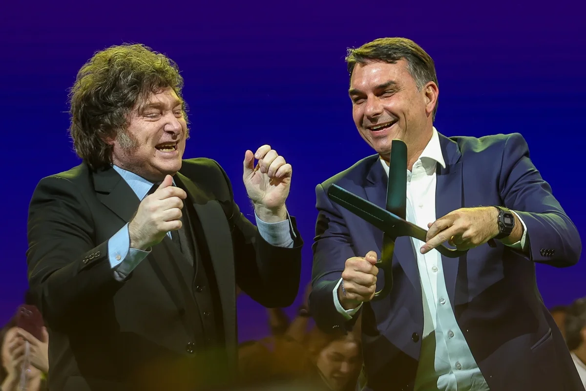 O presidente argentino Javier Milei e Flávio Bolsonaro na convenção nacional do Partido Liberal (PL)