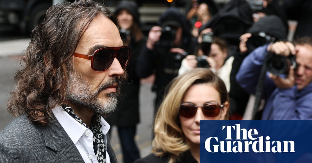 Russell Brand teve 'apetite sexual insano' e seu mau comportamento foi normalizado, conforme informado no julgamento.