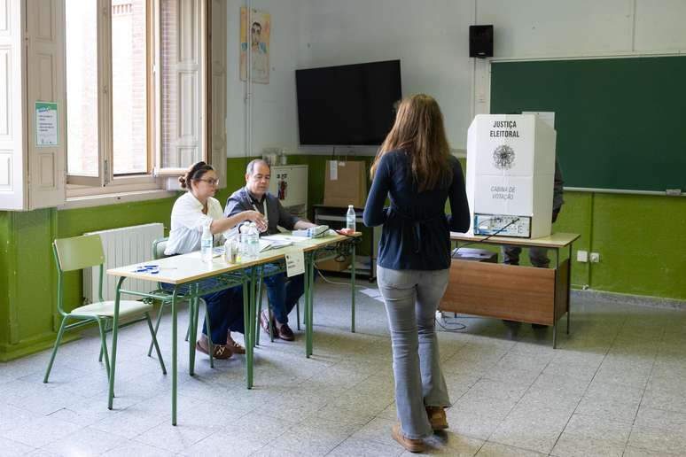 Brasileiros votam no exterior e TSE registra 124 mil justificativas até esta manhã