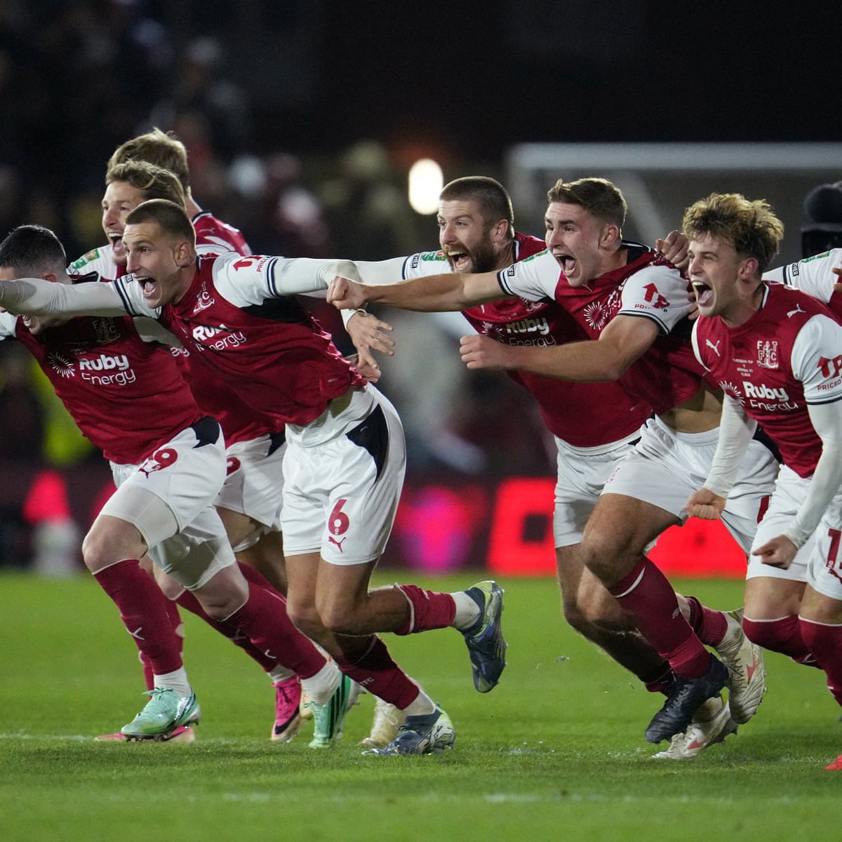 Fantástica vitória do Fleetwood na disputa de pênaltis contra o Arsenal na Carabao Cup em uma surpresa