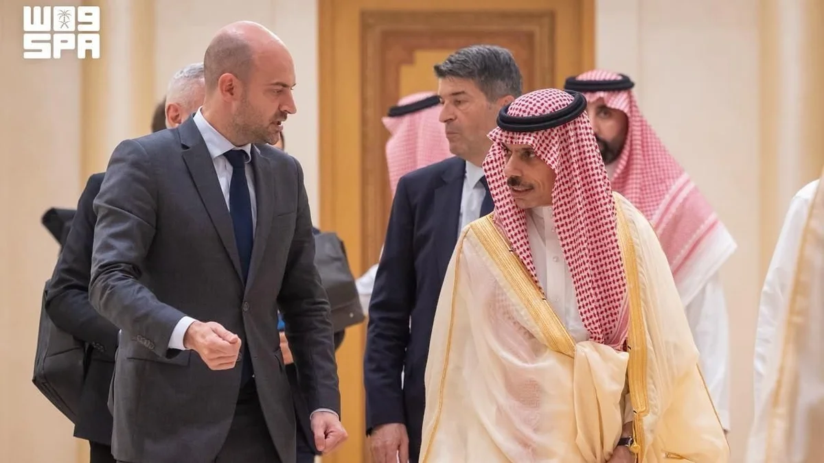 A Cruz Vermelha Saudita despacha 166 equipes de ambulância na região de Meca antes da estação chuvosa