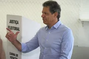 O candidato ao governo de São Paulo, Fernando Haddad (PT), posa para fotos fazendo "L"