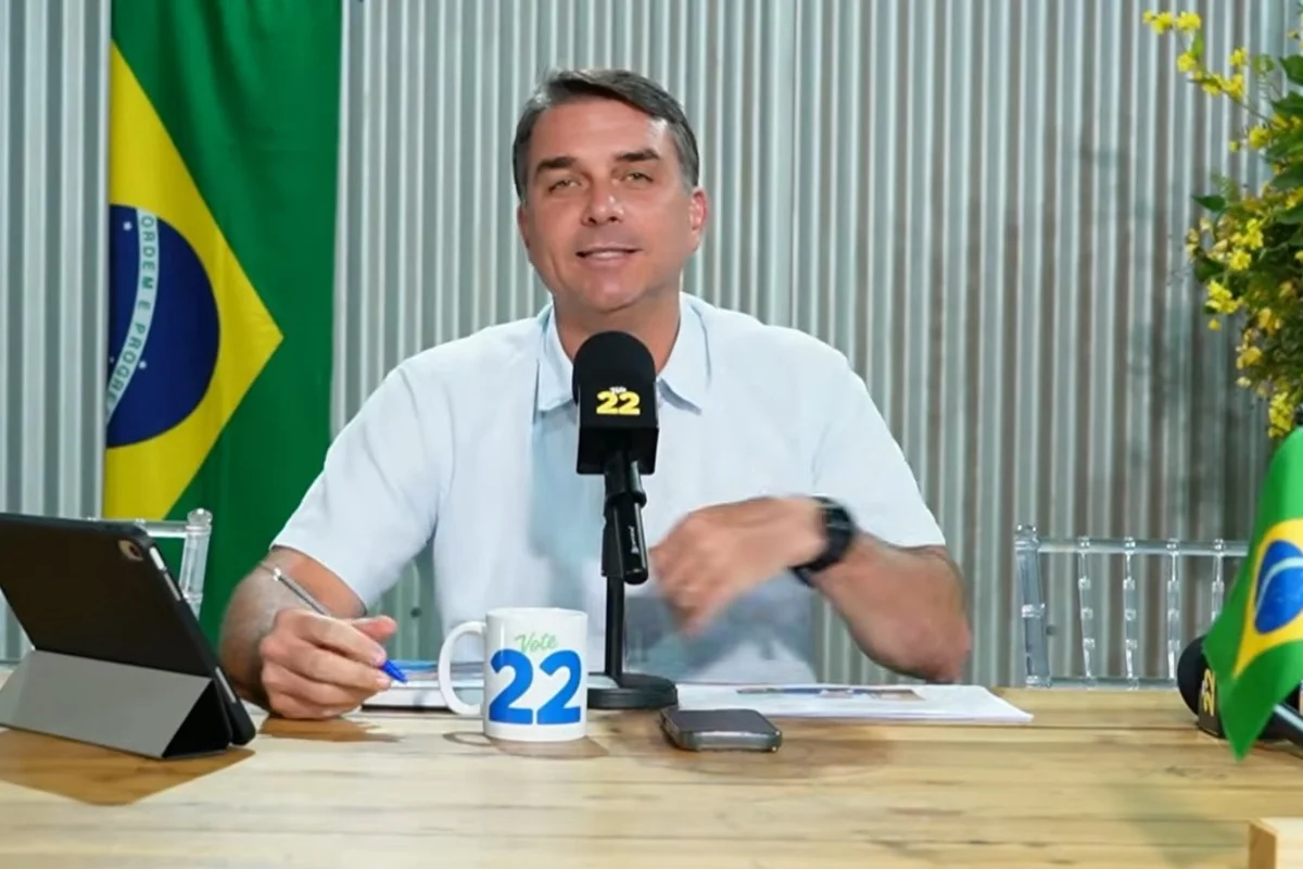 Flávio Bolsonaro deseja melhoras a Cleitinho: "Achei ele magro"