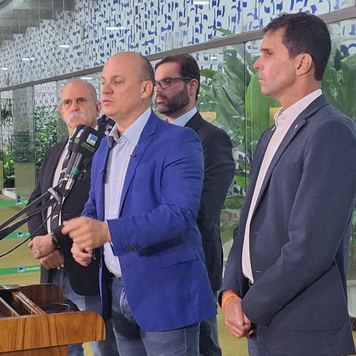 Bancada de oposição na Câmara pede explicações sobre pedido da PF para Flávio entregar passaporte