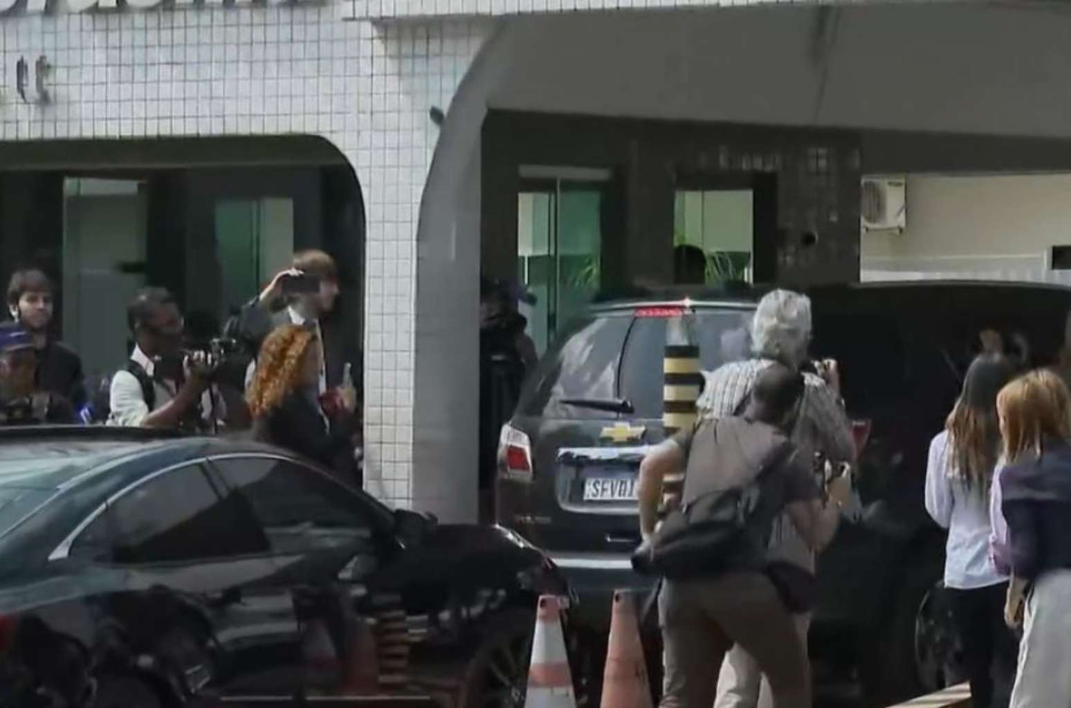Fl&aacute;vio Bolsonaro chegou ao condom&iacute;nio do pai antes das 10h desta ter&ccedil;a-feira, 13