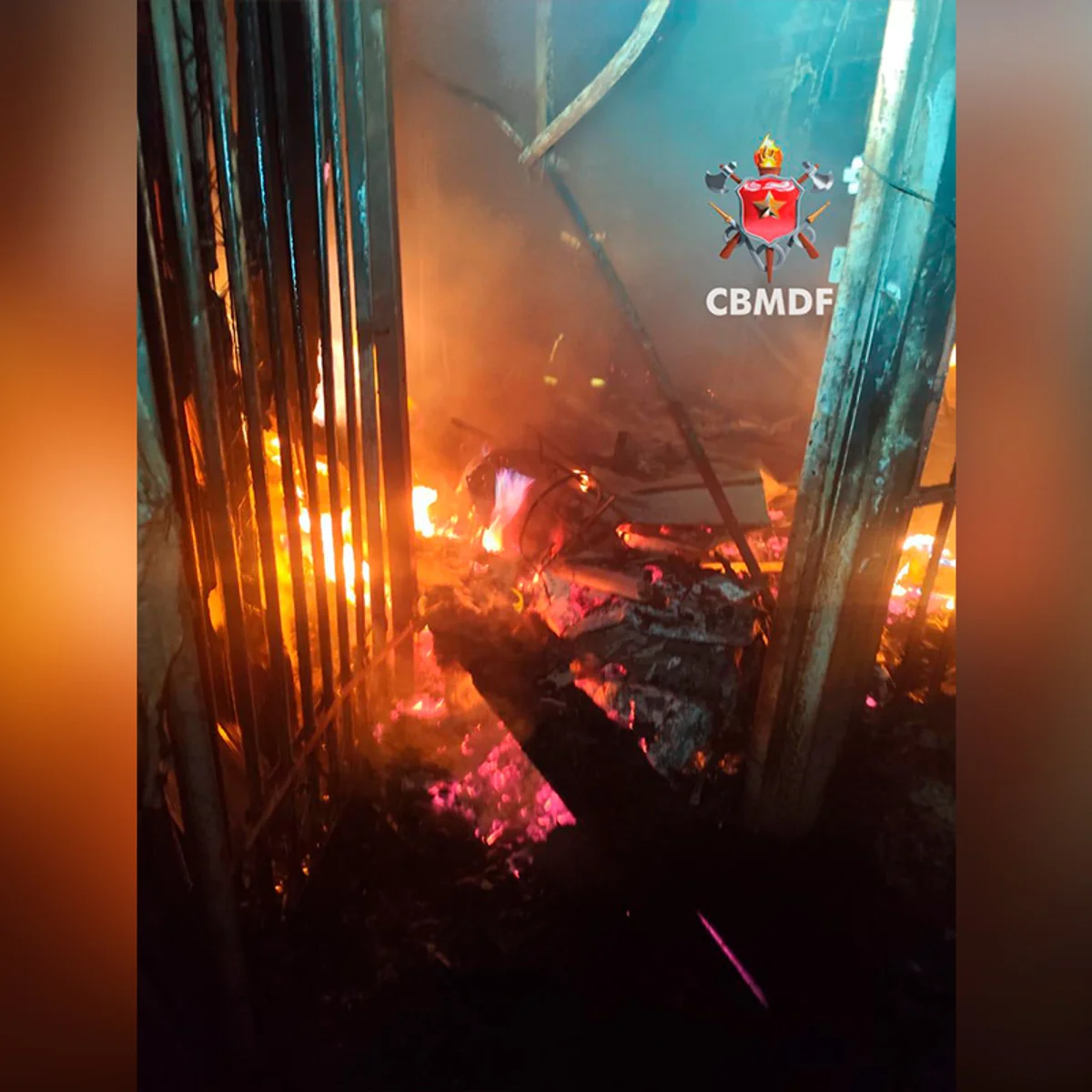 Bombeiros combatem incêndio residencial em Samambaia Norte