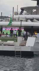 Neymar assiste ao jogo do Santos em seu iate em Angra dos Reis