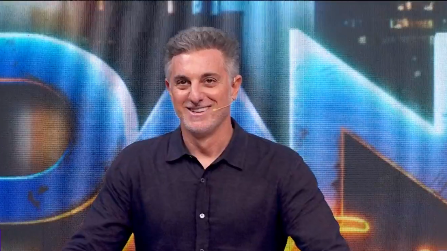 Luciano Huck comete gafe ao vivo no Doming&atilde;o