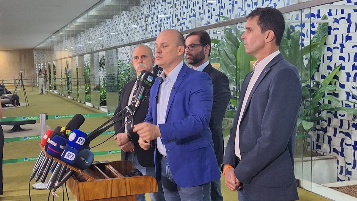 Bancada de oposição na Câmara pede explicações sobre pedido da PF para Flávio entregar passaporte