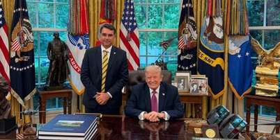Flávio Bolsonaro publicou uma foto ao lado de Trump em maio deste ano Foto: Reprodução