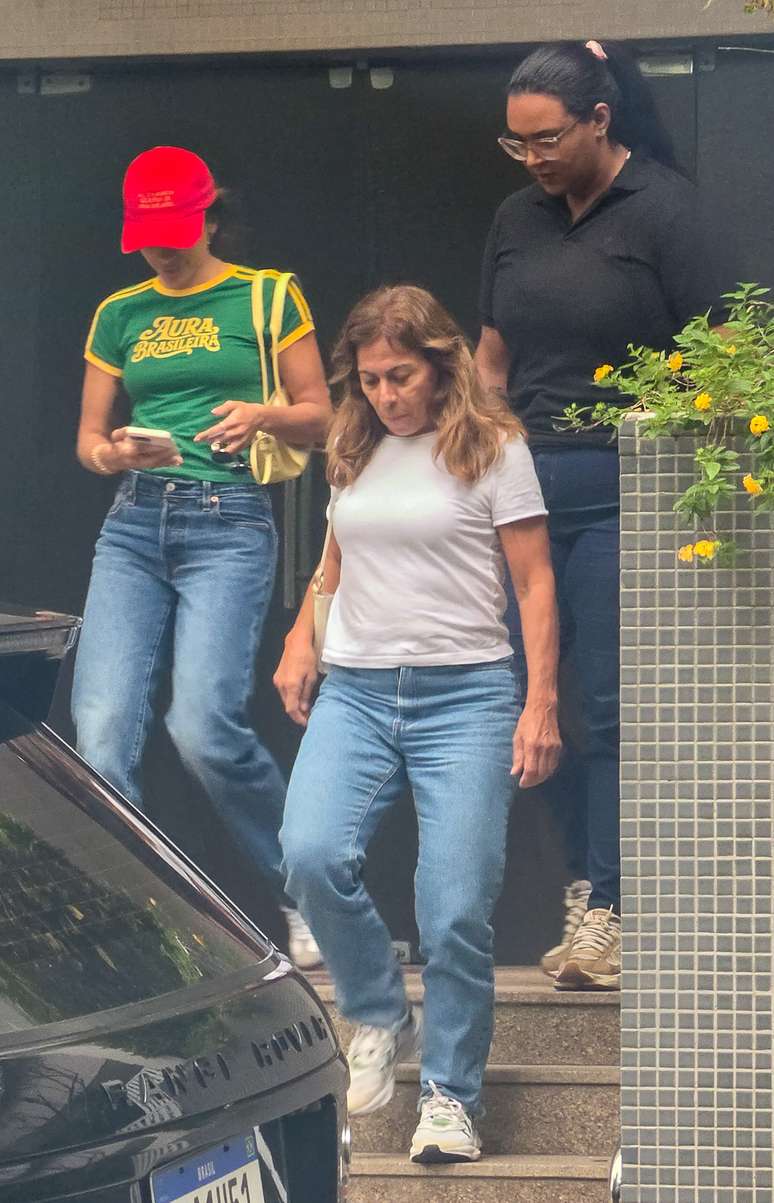 Discreta, Anitta vota no segundo turno com blusa do Brasil e boné vermelho
