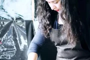A artista brasileira Roberta Queiroga já viveu em quatro continentes e reúne referências de diferentes países na produção artística