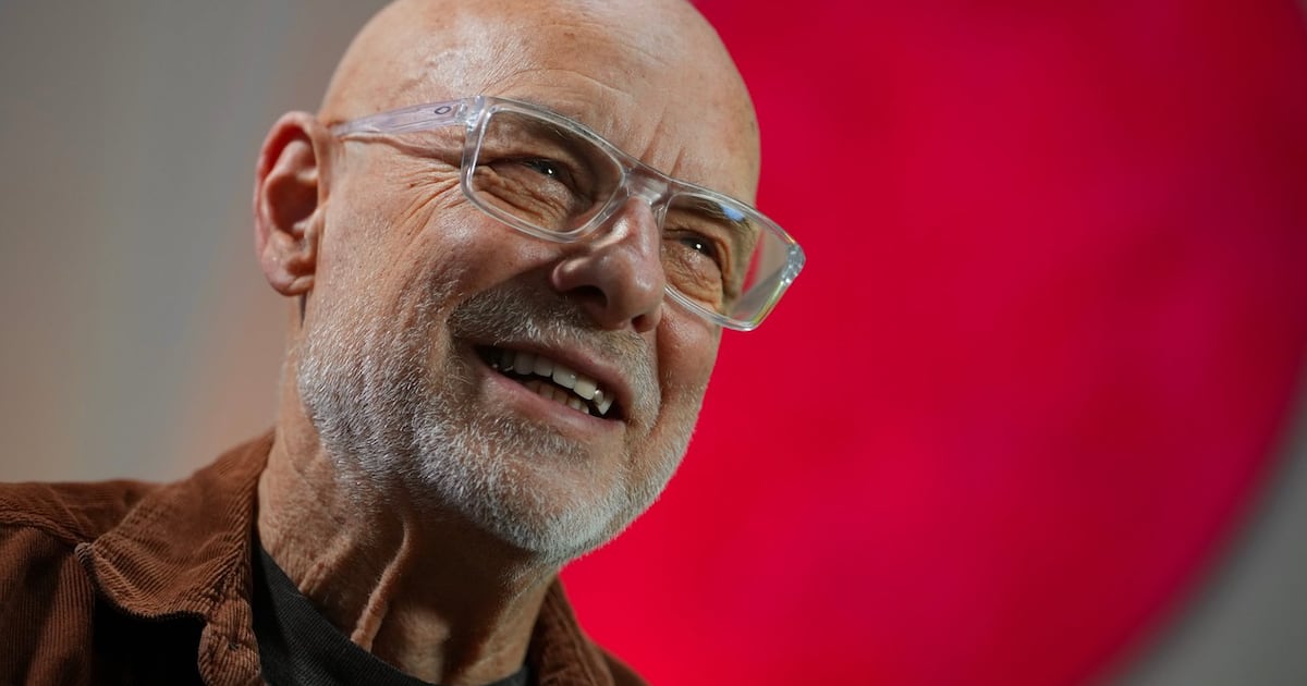 Q&A: Brian Eno sobre o relançamento da Opal Records, 'Music for Airports', IA e Palestina
