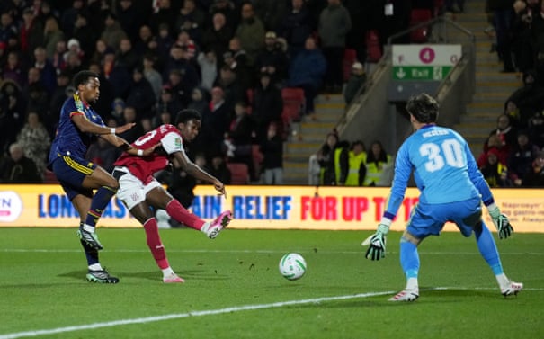 Fantástica vitória do Fleetwood na disputa de pênaltis contra o Arsenal na Carabao Cup em uma surpresa
