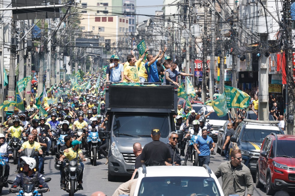 Já projetando dia de posse, Flávio promete entregar 'Brasil nas mãos de Deus' e Jair Bolsonaro colocando faixa presidencial