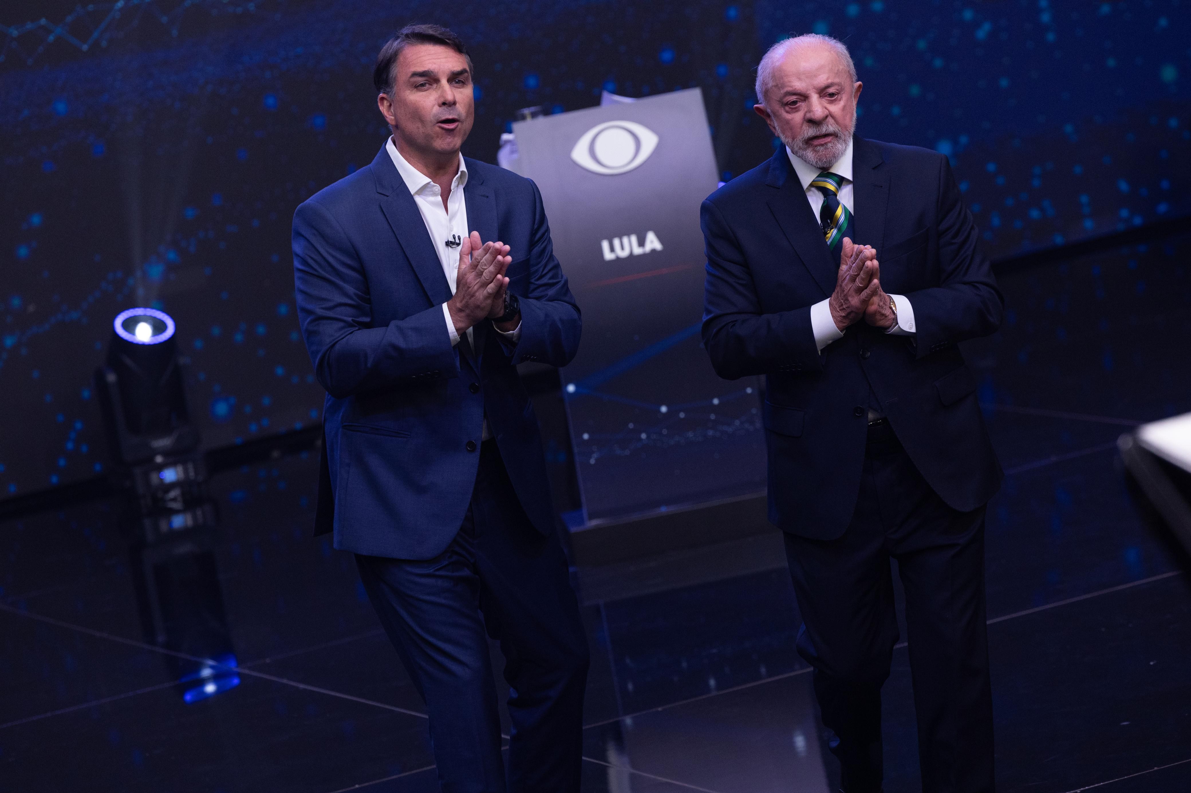 A mudança de postura que aliados de Flávio Bolsonaro defendem contra Lula no debate na Globo