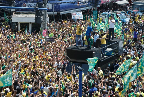 Já projetando dia de posse, Flávio promete entregar 'Brasil nas mãos de Deus' e Jair Bolsonaro colocando faixa presidencial