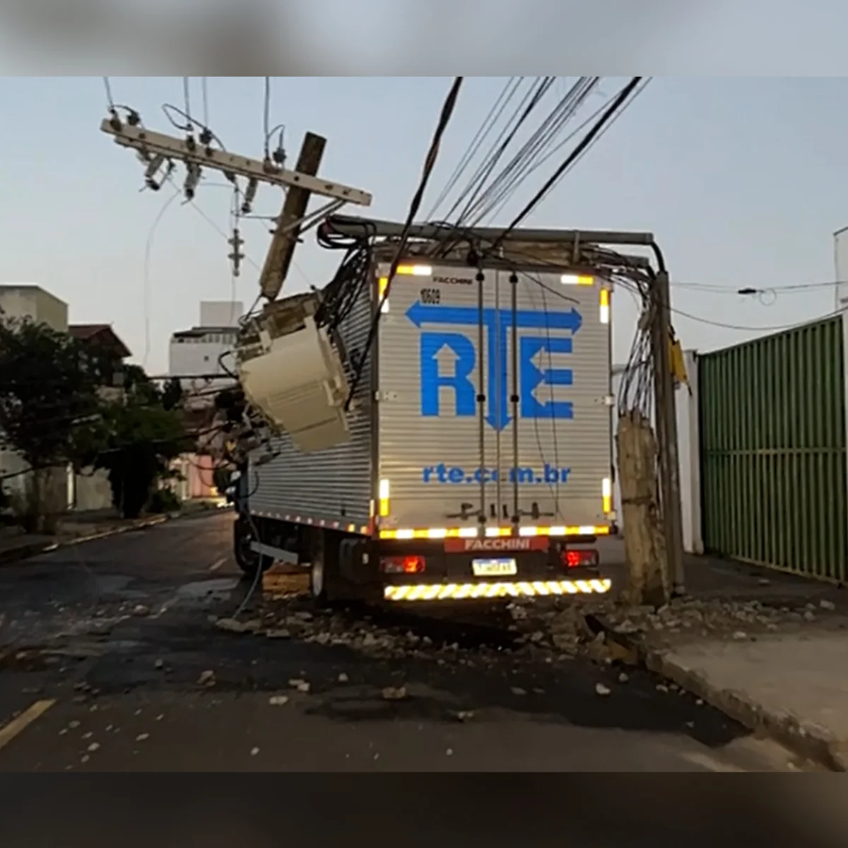MG: caminhão acerta poste, atinge enxame de abelhas e 3 homens ficam presos
