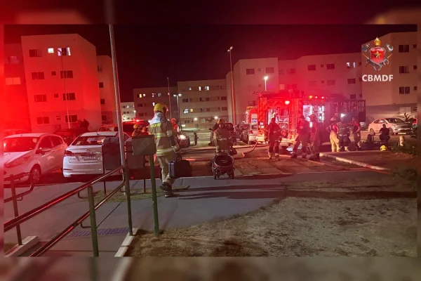 Apartamento é consumido por chamas e muita fumaça no DF - destaque galeria
