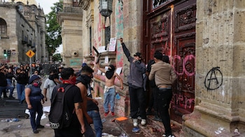 Manifestantes entran al Palacio de Gobierno de Jalisco durante la marcha por el agua