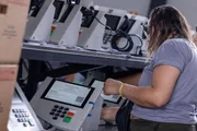 Carga e lacração de urnas no TRE-DF