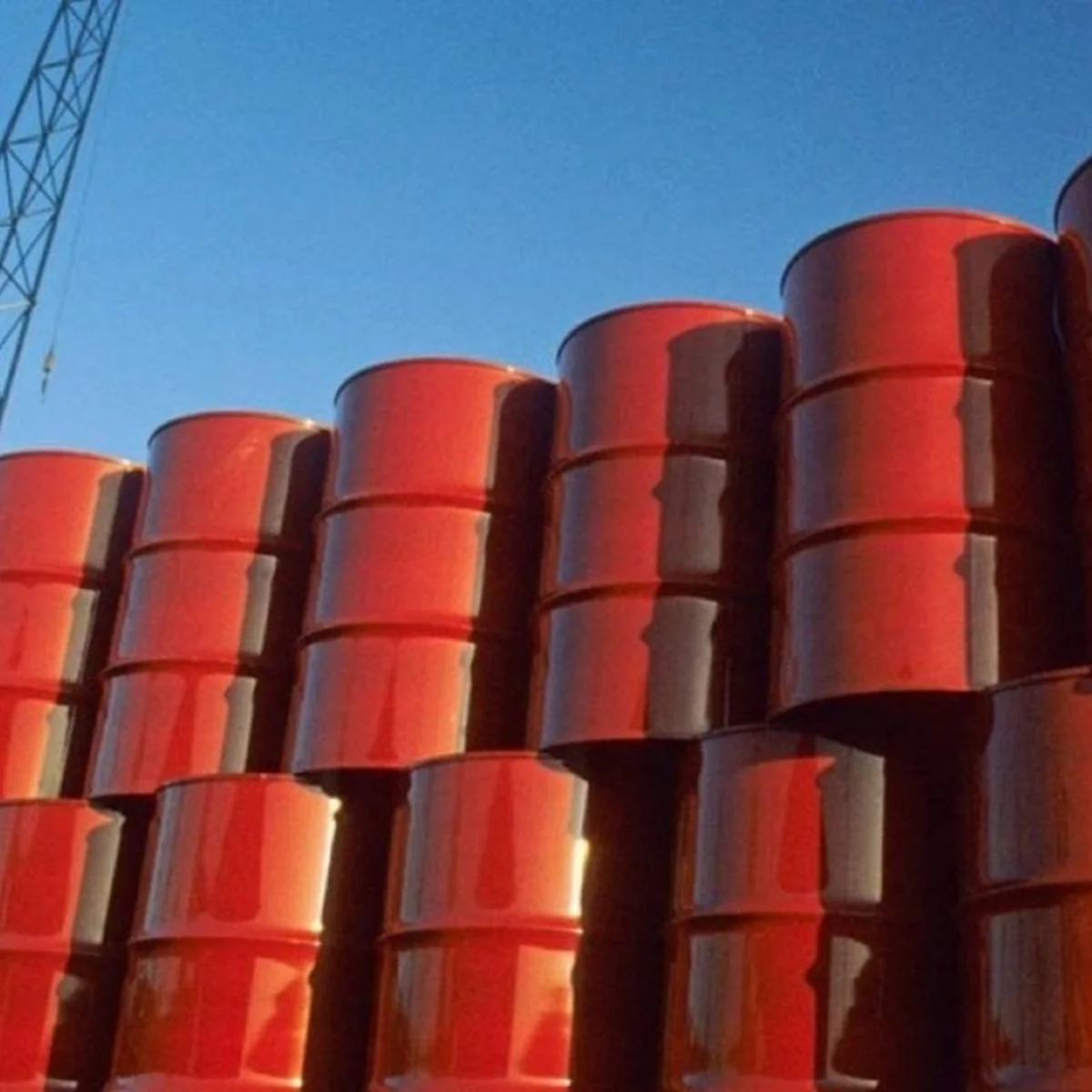 Petróleo sobe 4% e barril ultrapassa US$ 113, maior patamar desde maio