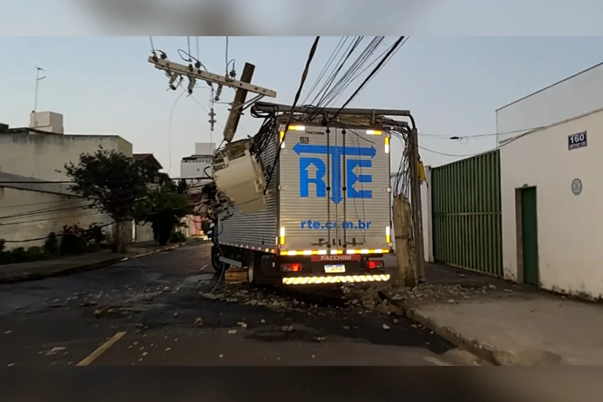 MG: caminhão acerta poste, atinge enxame de abelhas e 3 homens ficam presos