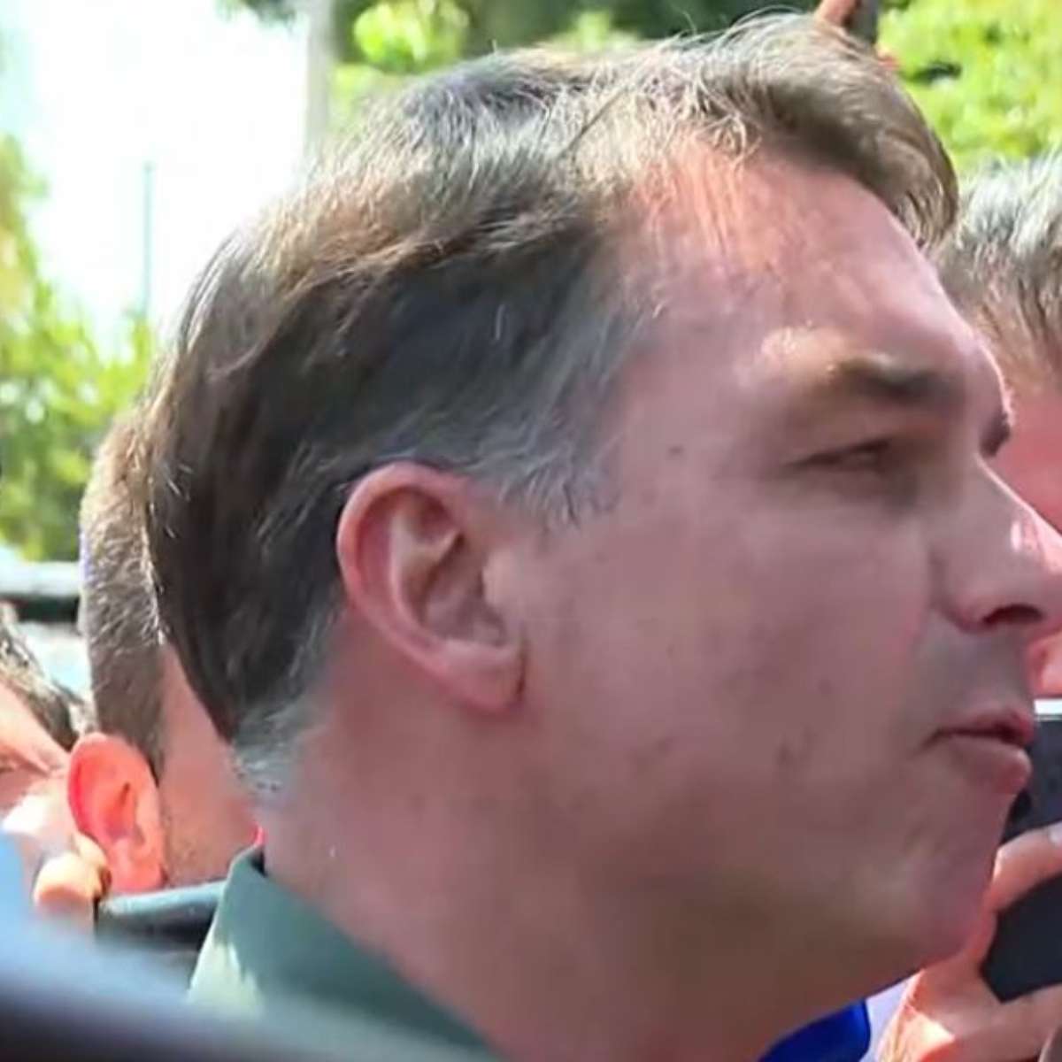'Saio com a energia renovada', diz Flávio ao visitar pai pela primeira vez após fim da restrição imposta por Moraes