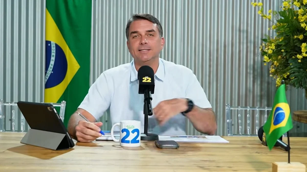 Flávio Bolsonaro deseja melhoras a Cleitinho: "Achei ele magro"