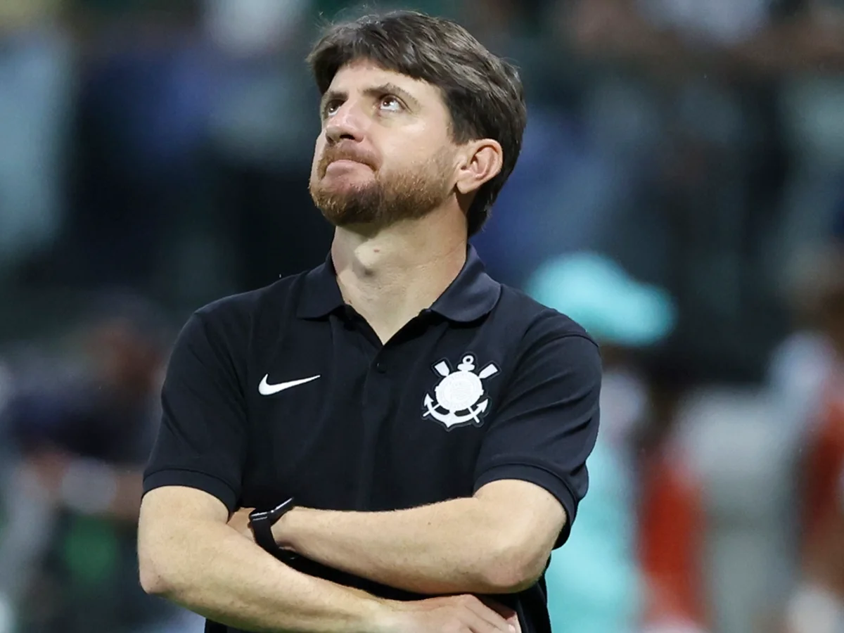 Interino do Corinthians defende Memphis e fala sobre chegada de Seedorf