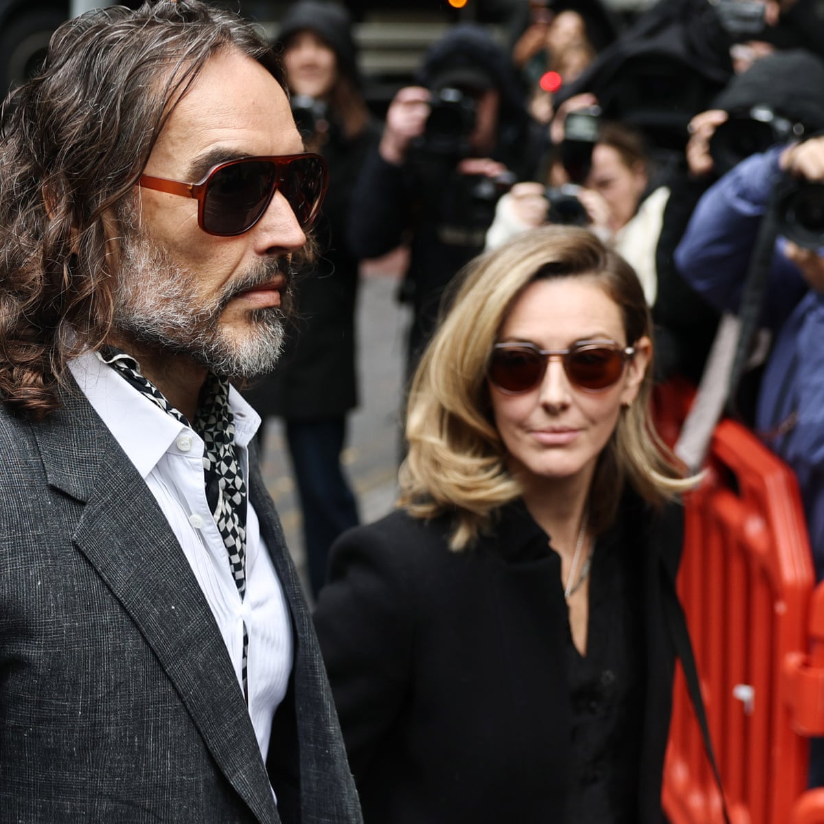 Russell Brand teve 'apetite sexual insano' e seu mau comportamento foi normalizado, conforme informado no julgamento.