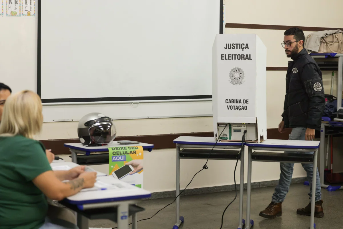 Movimentacao na seção eleitoral, na Escola Estadual “Dom Duarte Leopoldo e Silva”, Zona 246 eleições 2024 São Paulo Metropoles