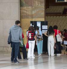 Brasileiros votando na Universidade de Lisboa, em Portugal, neste domingo, 25 Foto: Luis Boza/NurPhoto via Getty Images